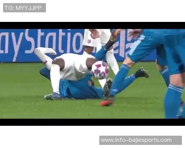 足球阻挡犯规的判罚标准与球场策略分析探讨